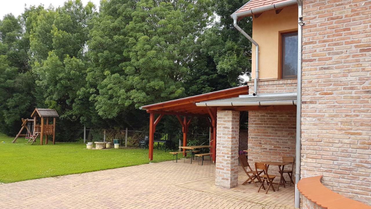 Gyulai Fuerdoe Apartman ภายนอก รูปภาพ